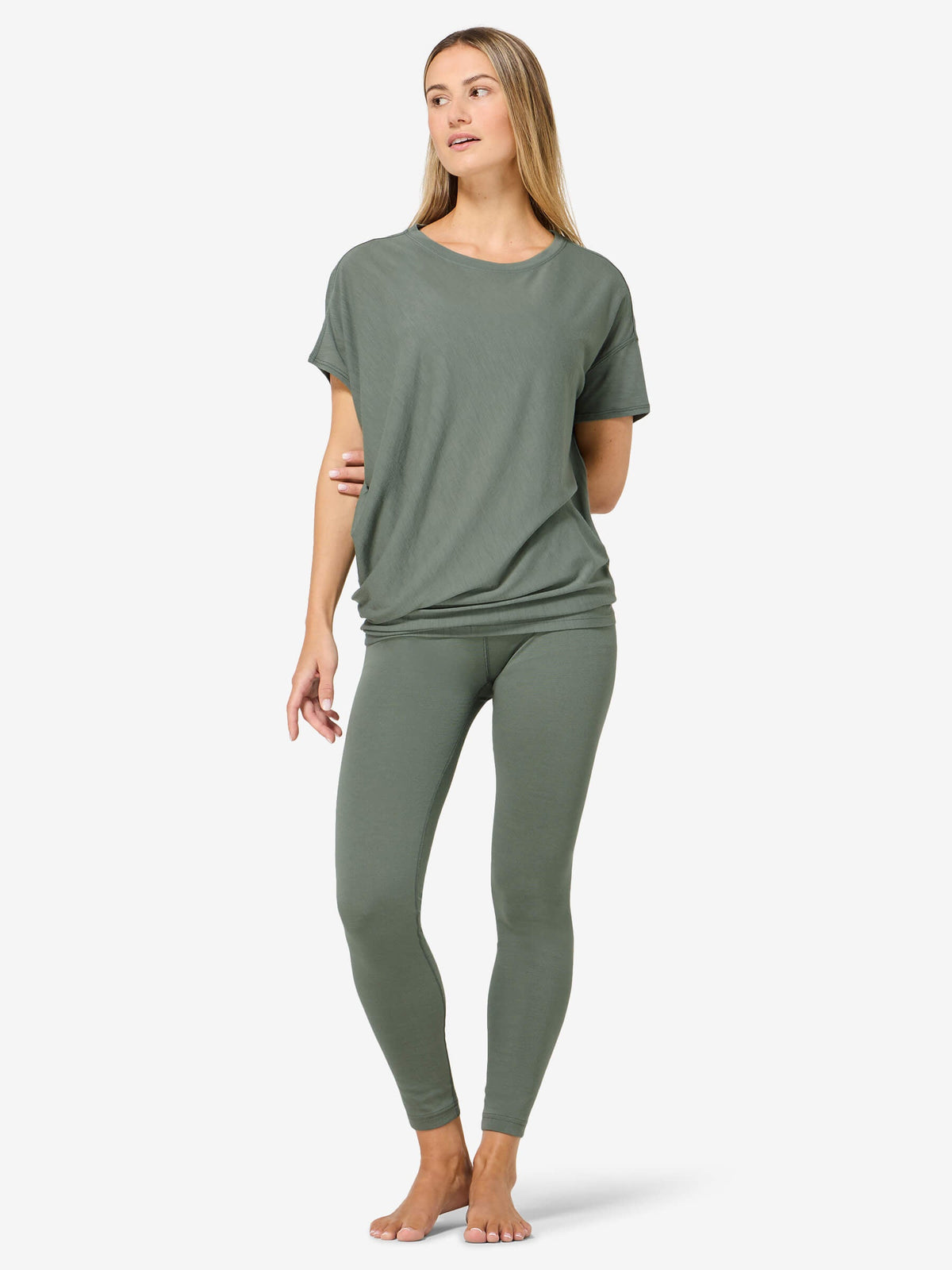 Naisten Yoga Loose Tee väljä merino t-paita, väri Eucalyptus – mallin päällä