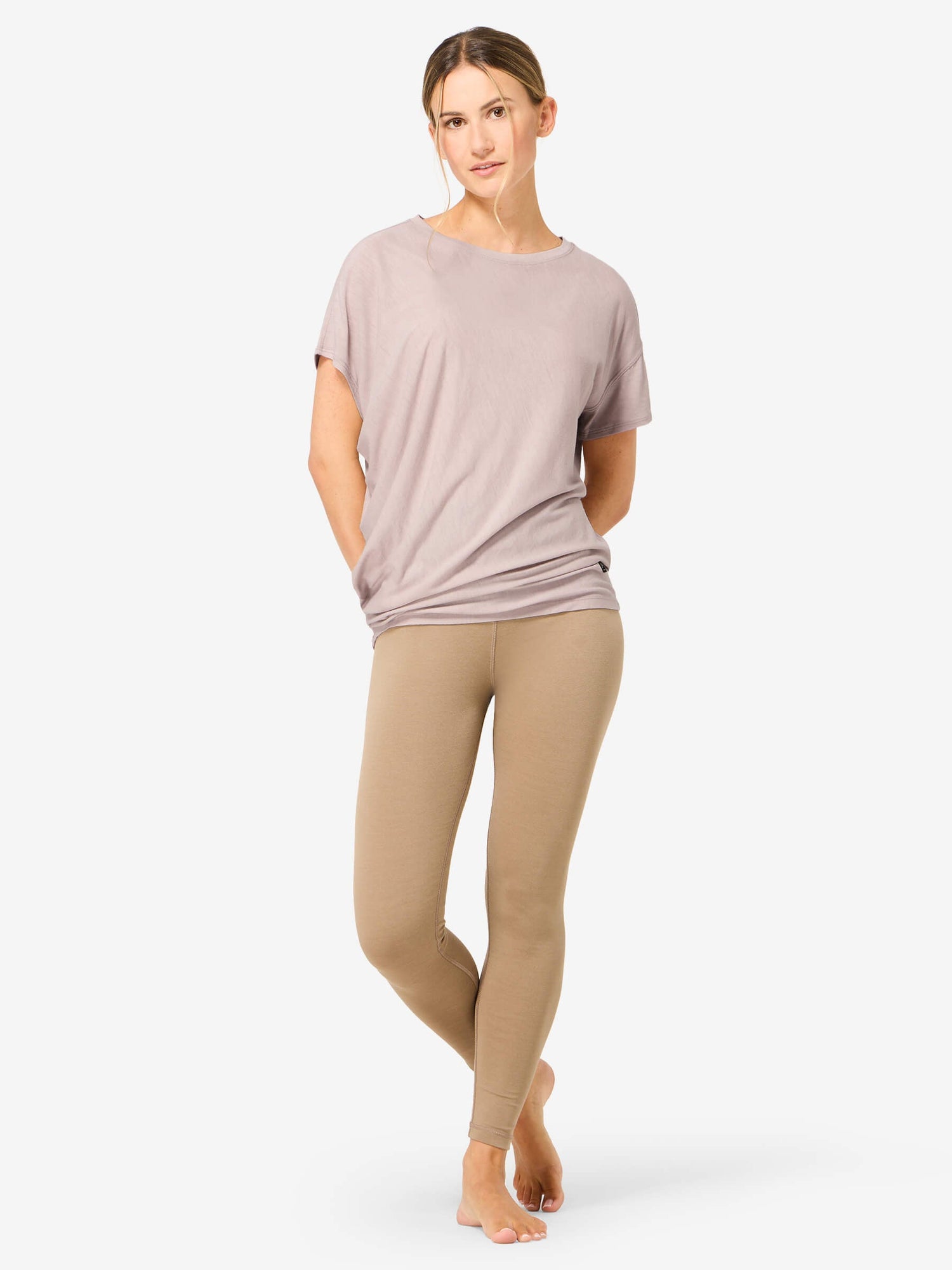 Naisten Yoga Loose Tee väljä merino t-paita, väri Dusty Rose – mallin päällä