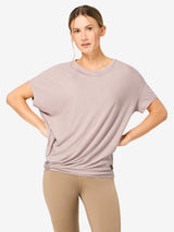 Naisten Yoga Loose Tee väljä merino t-paita, väri Dusty Rose – mallin päällä