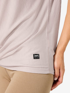 Naisten Yoga Loose Tee väljä merino t-paita, väri Dusty Rose – mallin päällä
