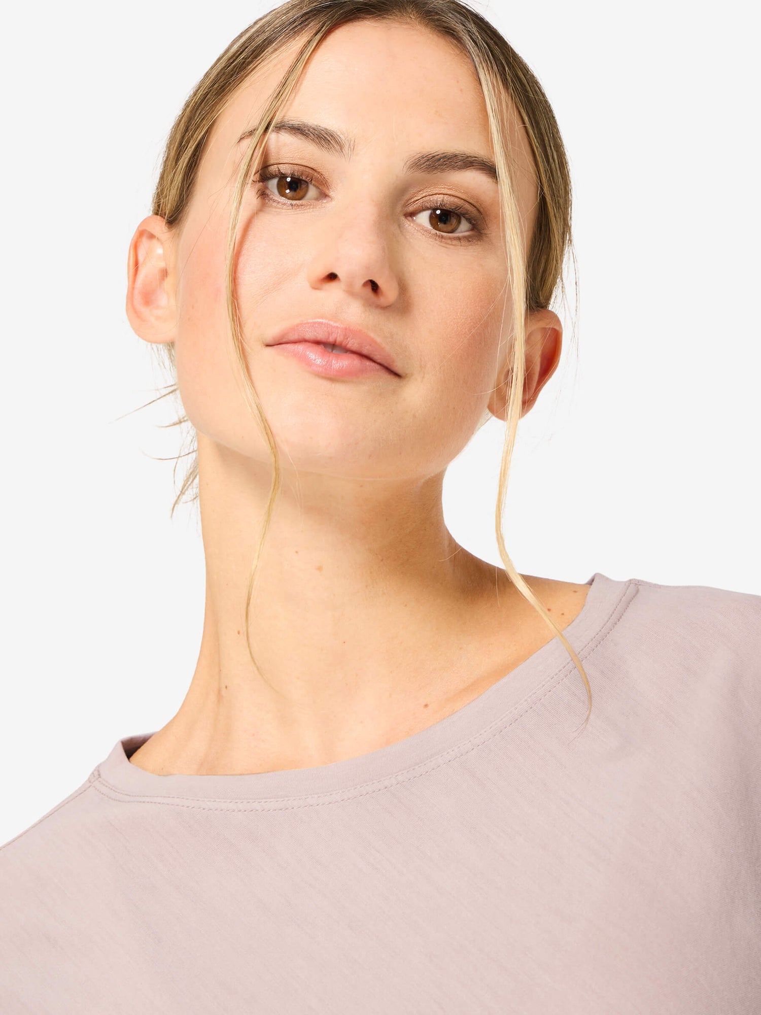 Naisten Yoga Loose Tee väljä merino t-paita, väri Dusty Rose – mallin päällä