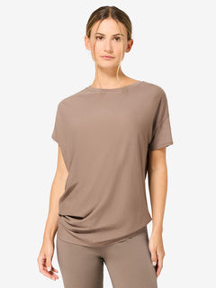 Naisten Yoga Loose Tee väljä merino t-paita, väri Mountain Trail – mallin päällä