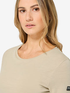 Naisten The Essential Tee merino t-paita, väri White Pepper – mallin päällä