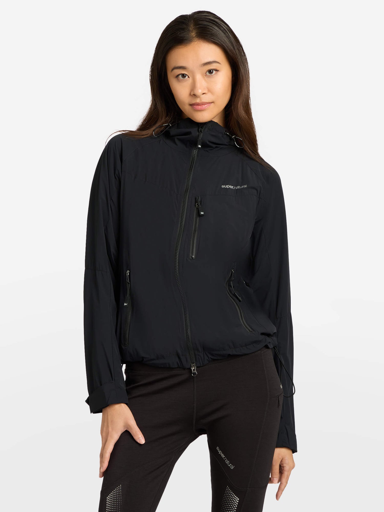 Naisten Alpine Active takki, väri Jet Black – mallin päällä