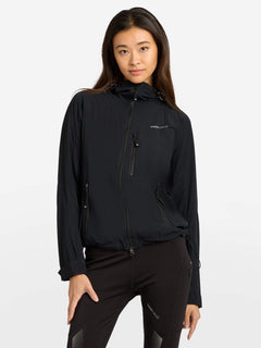 Naisten Alpine Active takki, väri Jet Black – mallin päällä