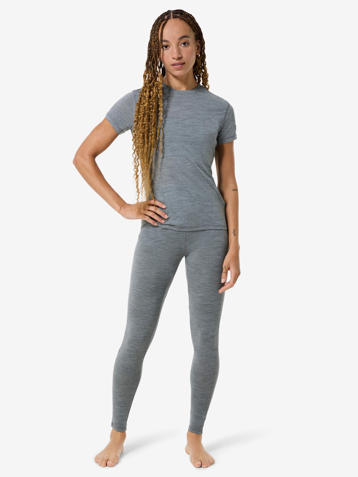 Naisten Sierra140 merino t-paita, väri Cashmere Grey Melange – mallin päällä