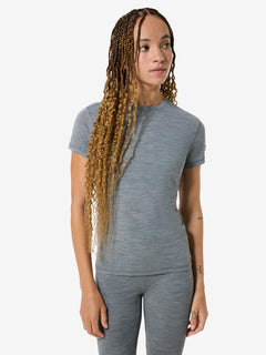 Naisten Sierra140 merino t-paita, väri Cashmere Grey Melange – mallin päällä