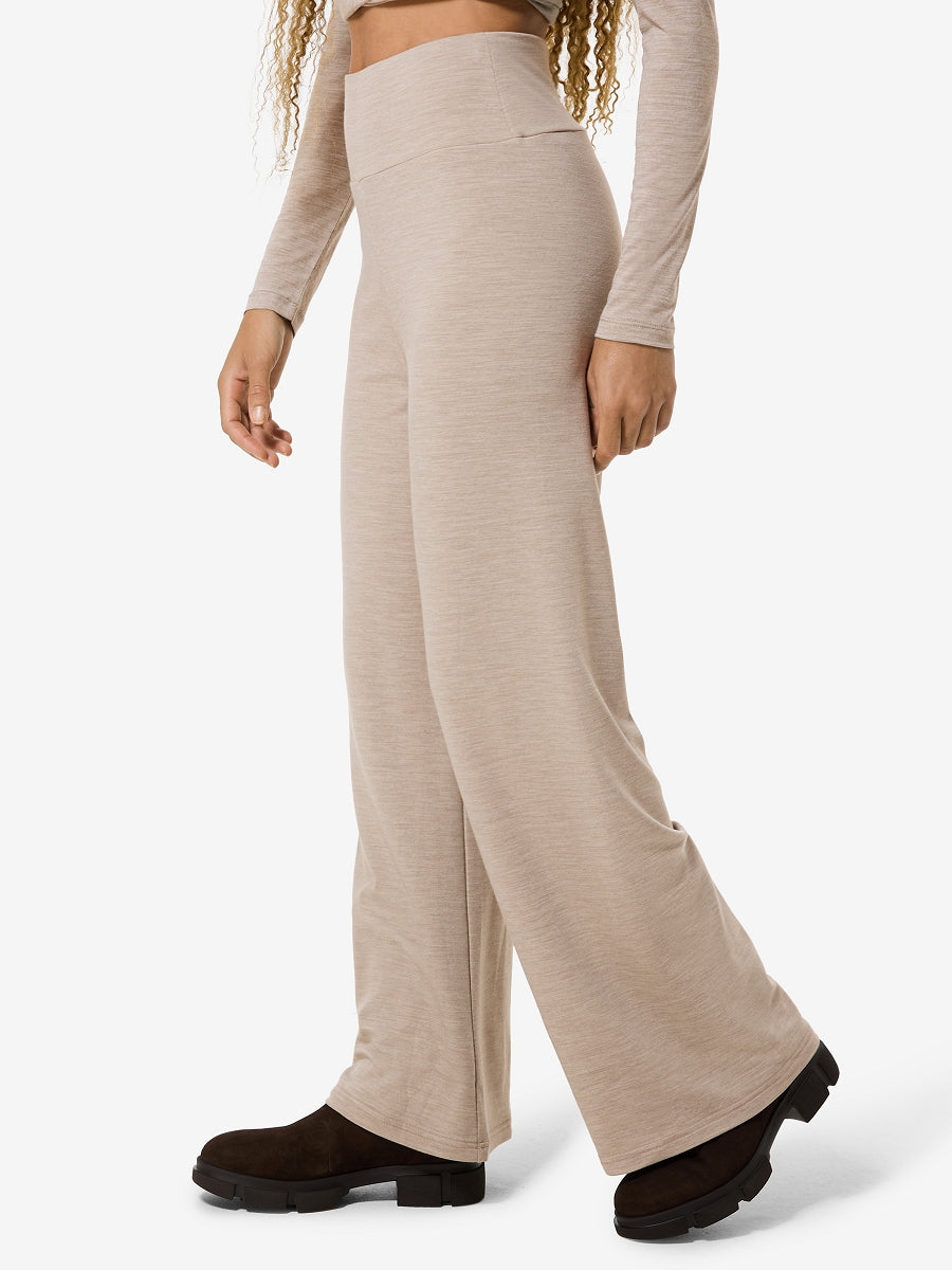Naisten Comfy Culotte merinohousut, väri Vintage Khaki Melange – mallin päällä