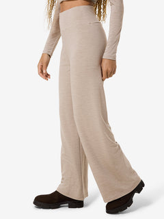 Naisten Comfy Culotte merinohousut, väri Vintage Khaki Melange – mallin päällä