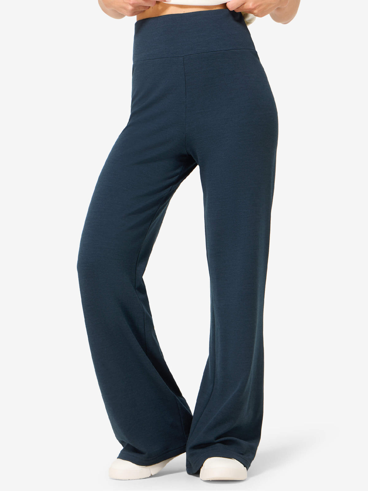 Naisten Comfy Culotte merinohousut, väri Blueberry – mallin päällä