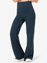 Naisten Comfy Culotte merinohousut, väri Blueberry – mallin päällä