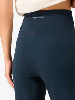 Naisten Comfy Culotte merinohousut, väri Blueberry – mallin päällä