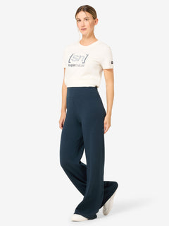 Naisten Comfy Culotte merinohousut, väri Blueberry – mallin päällä