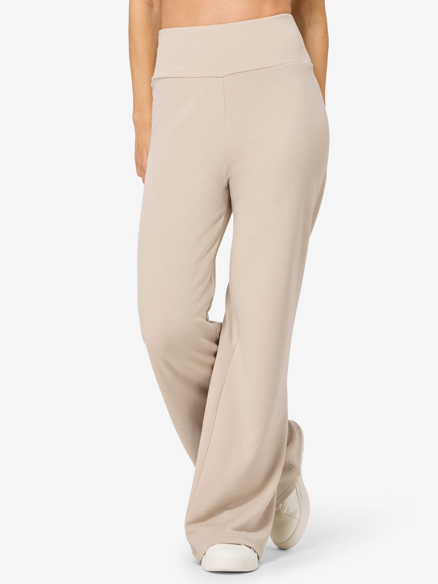 Naisten Comfy Culotte merinohousut, väri White Pepper – mallin päällä