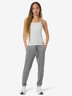 Naisten Cosy merino top, väri Fresh White – mallin päällä