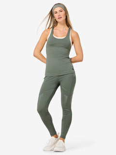 Naisten merinovillainen Sporty Top, väri Eucalyptus – mallin päällä