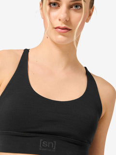 Naisten All Day Super Top merinotoppi, väri Jet Black – mallin päällä