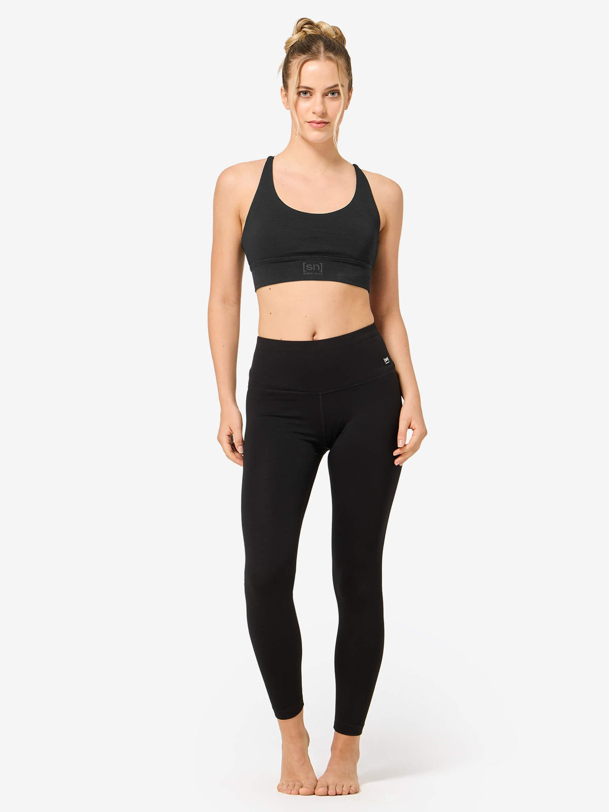Naisten All Day Super Top merinotoppi, väri Jet Black – mallin päällä