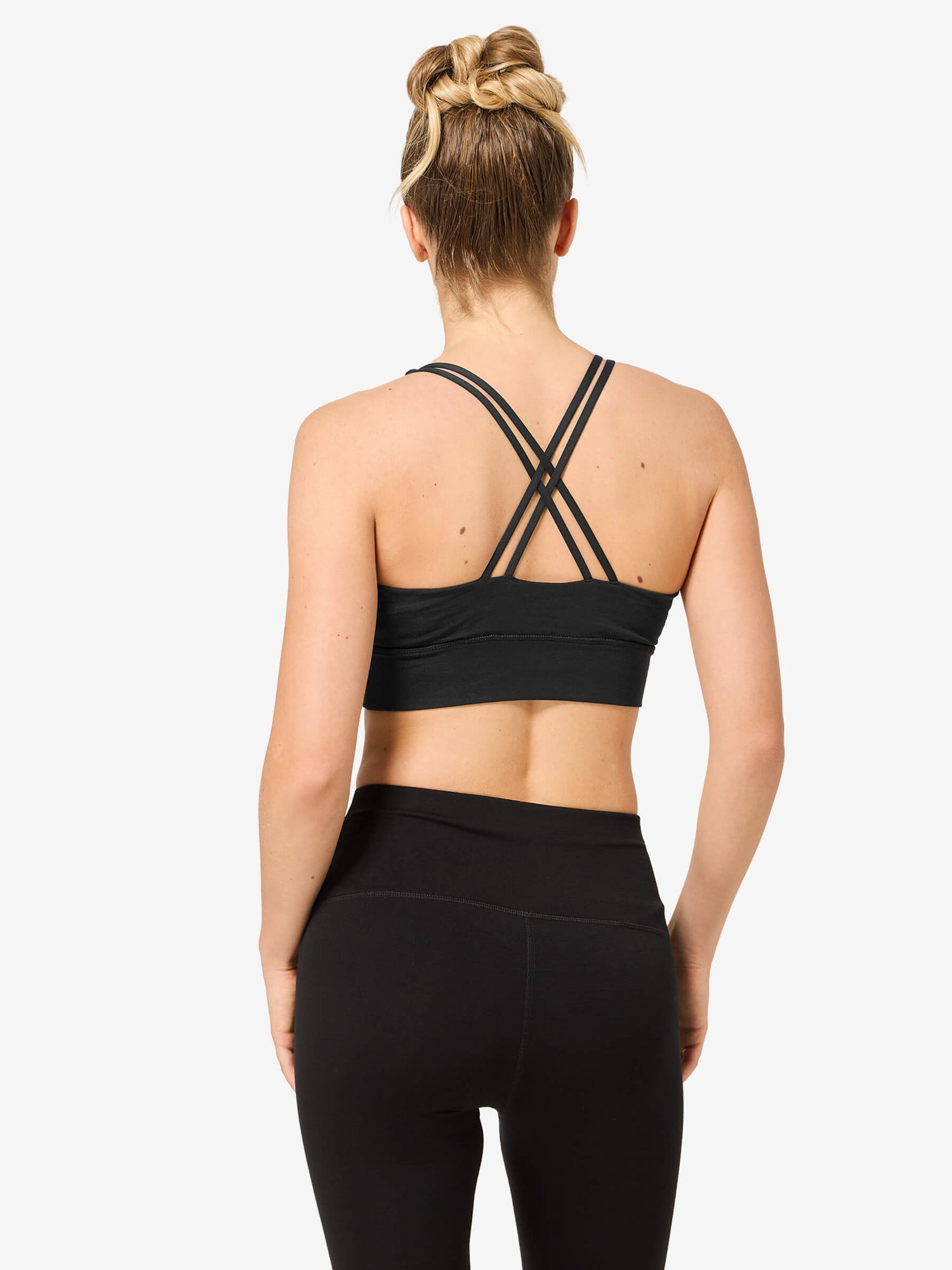 Naisten All Day Super Top merinotoppi, väri Jet Black – mallin päällä