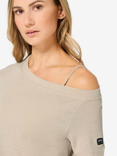 Naisten Drop Shoulder Tee rento merinovillapaita, väri White Pepper – mallin päällä