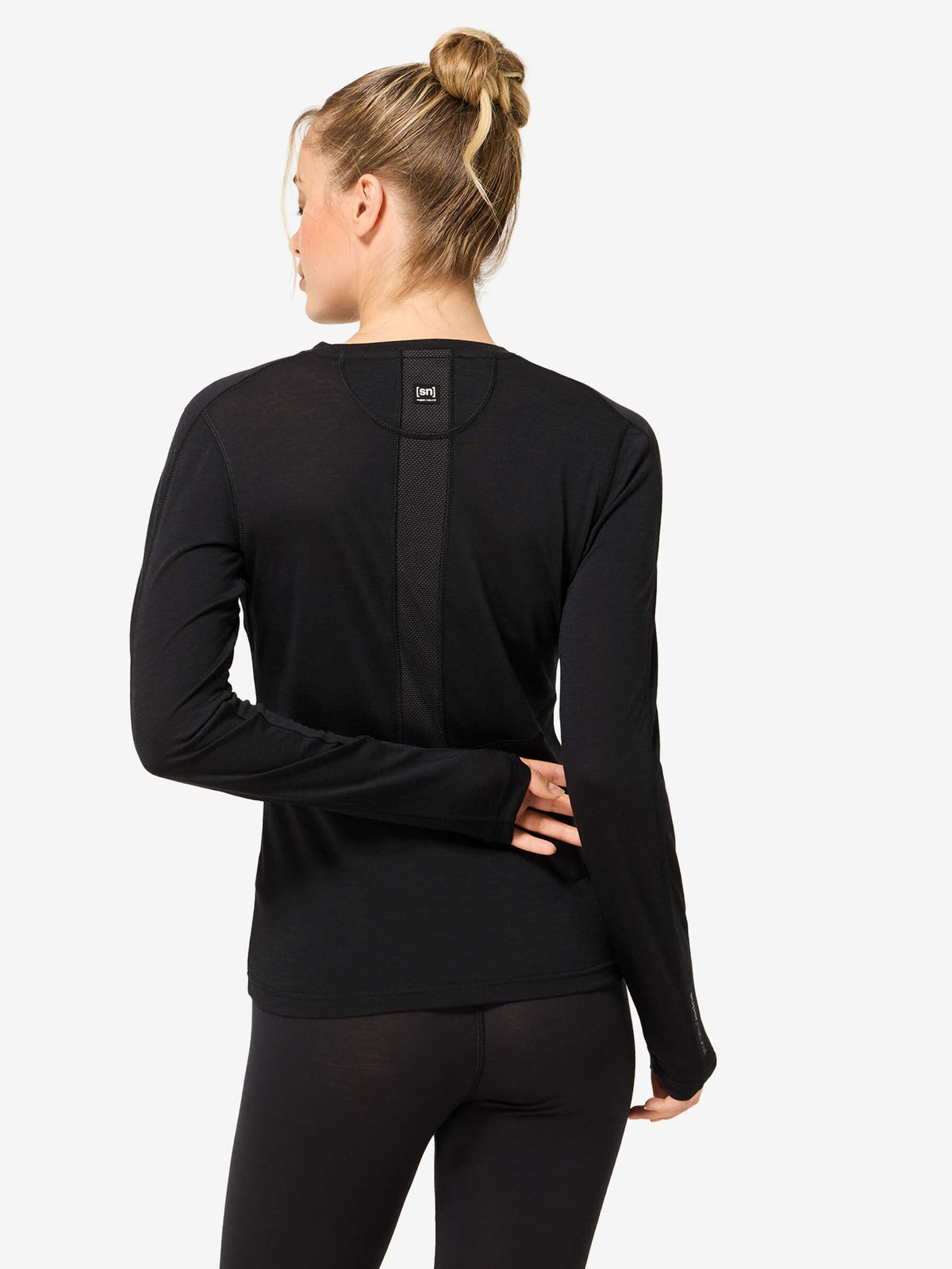 Naisten Air Motion Base LS pitkähihainen merinopaita, väri Jet Black – mallin päällä