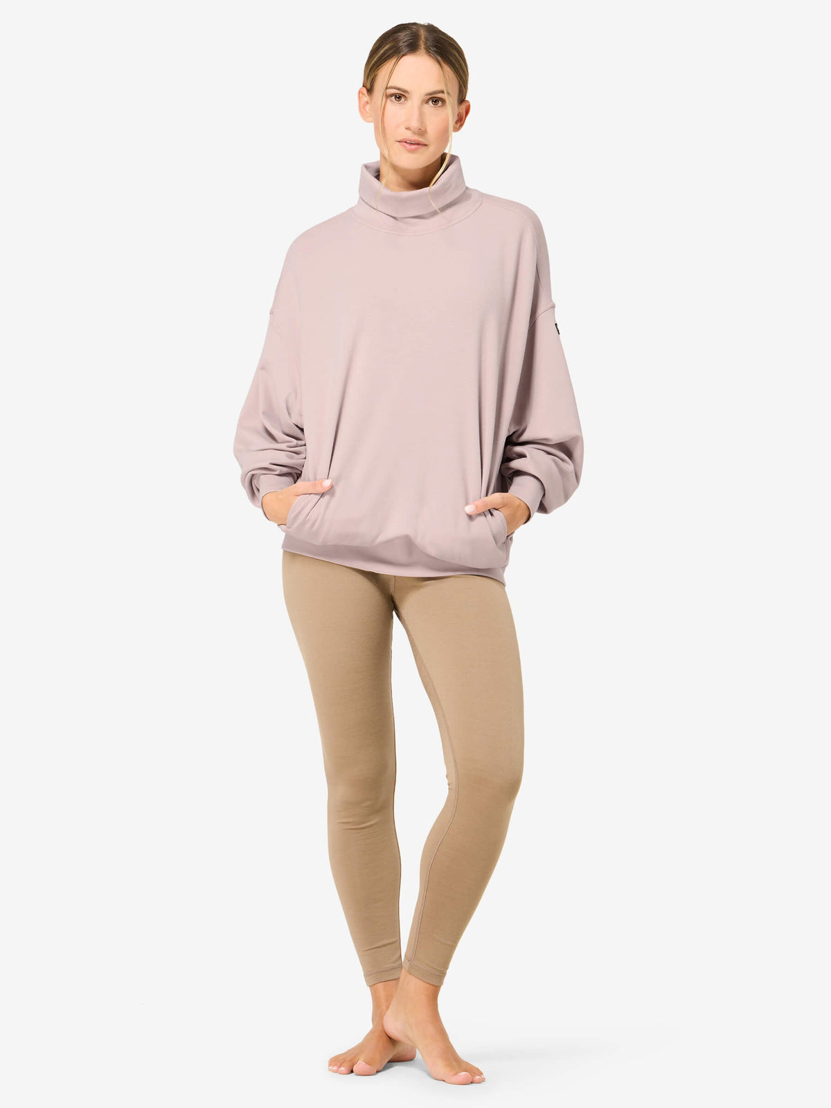 Naisten Rolling Roll Neck merinopusero, väri Dusty Rose – mallin päällä