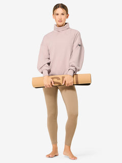 Naisten Rolling Roll Neck merinopusero, väri Dusty Rose – mallin päällä