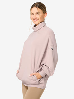 Naisten Rolling Roll Neck merinopusero, väri Dusty Rose – mallin päällä