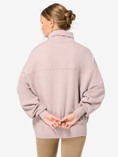 Naisten Rolling Roll Neck merinopusero, väri Dusty Rose – mallin päällä