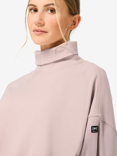 Naisten Rolling Roll Neck merinopusero, väri Dusty Rose – mallin päällä