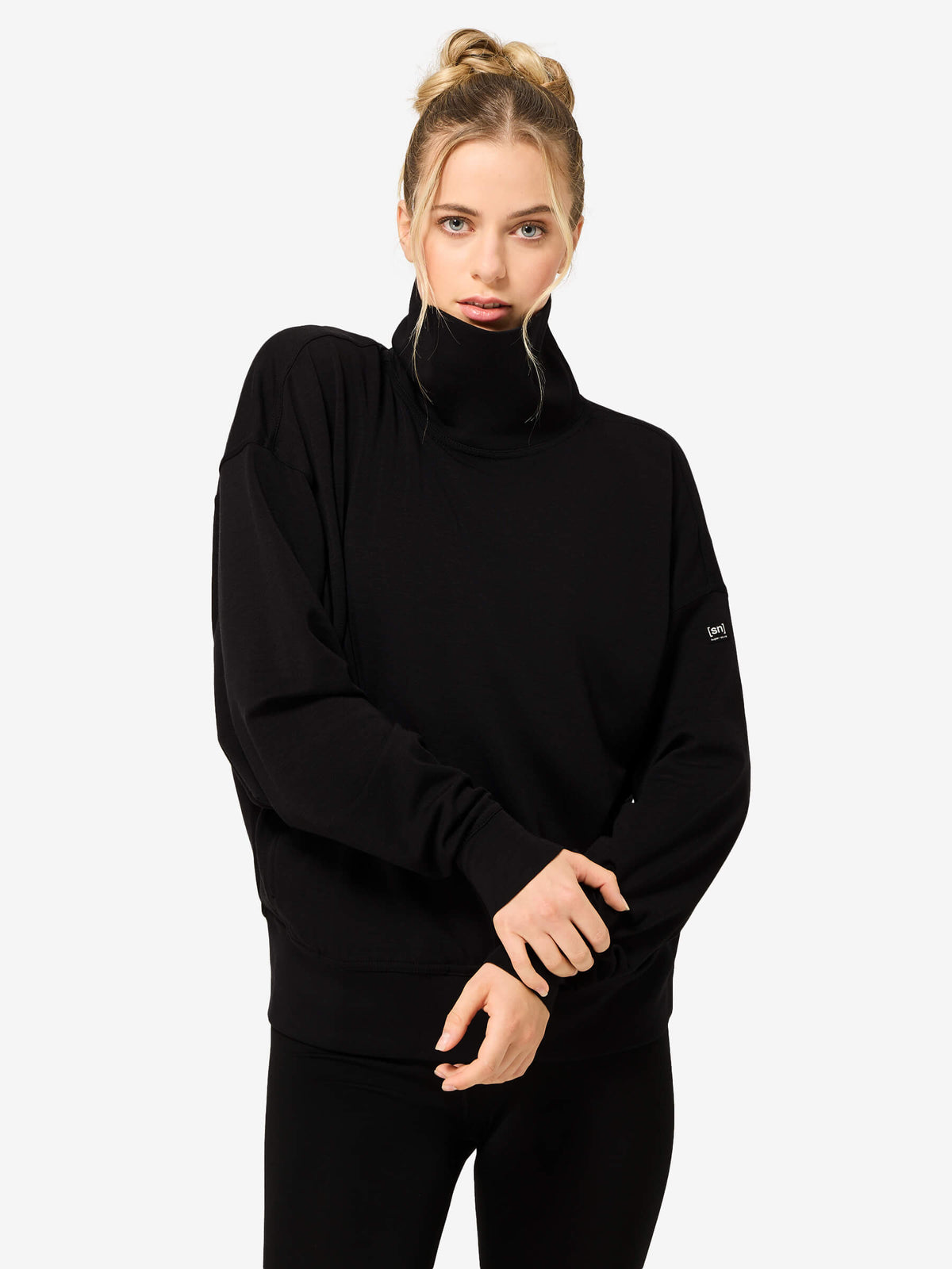 Naisten Rolling Roll Neck merinopusero, väri Jet Black – mallin päällä