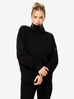 Naisten Rolling Roll Neck merinopusero, väri Jet Black – mallin päällä