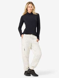Naisten Split Brush Turtleneck merinopusero, väri Jet Black – mallin päällä