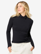 Naisten Split Brush Turtleneck merinopusero, väri Jet Black – mallin päällä