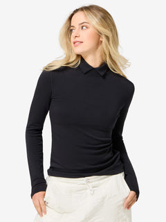 Naisten Split Brush Turtleneck merinopusero, väri Jet Black – mallin päällä