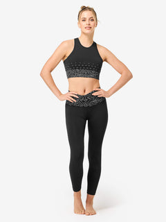 Naisten Bandana LF Top merinovillainen urheilutoppi, väri Jet Black/Fresh White – mallin päällä