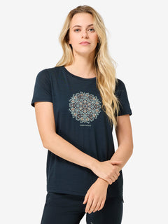 Naisten Ornament Tee merino t-paita, väri Blueberry/Light Jade/Copper – mallin päällä