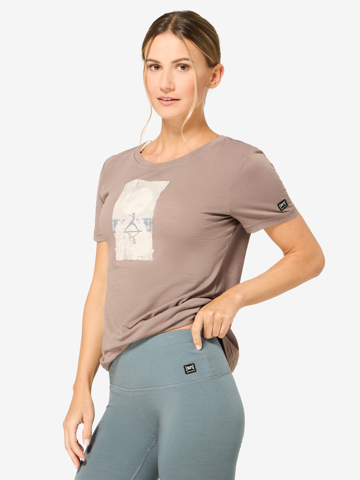 Naisten Sun Salutation Tee merino t-paita, väri Mountain Trail/Various – mallin päällä