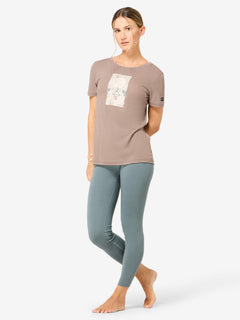 Naisten Sun Salutation Tee merino t-paita, väri Mountain Trail/Various – mallin päällä